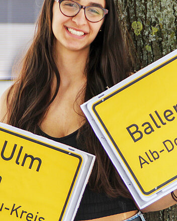 Ortsschild Ballendorf und vh Ulm im Alb-Donau-Kreis Bild: Ortsschild Ballendorf und vh Ulm im Alb-Donau-Kreis