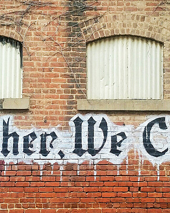 Steinwand mit Graffiti: Together we create! Bild: Steinwand mit Graffiti: Together we create!